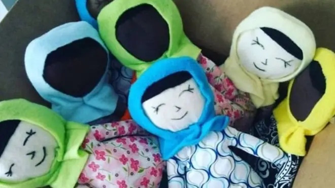 Shezan Hasan mendapat 25 boneka berjilbab dari orang yang misterius.