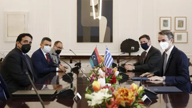 Libya Devlet Başkanı Menfi (solda) Yunanistan Başbakanı Miçotakis ile (sağda) Atina'da görüştü