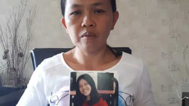 Seska Sumilat dengan foto anaknya Gabriella yang hilang di desa Jono Oge, Sigi.