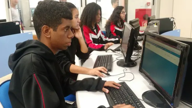 Alunos do Centro Educacional Sesi 415; boa redeaposta jogo hojeinternet é essencial para utilizaçãoaposta jogo hojetecnologiasaposta jogo hojeIA