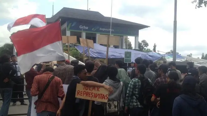 Aksi menolak pembangunan bandara baru di Yogyakarta di depan kantor Angkasa Pura I, Yogyakarta, Rabu (06/12).