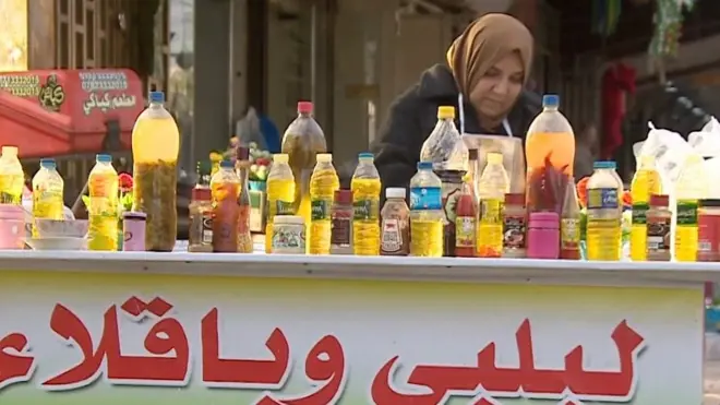 شيماء قاسم اضطرت أضطرت للعمل كبائعة للحمص والبقلاء على عربة في أحدى شوارع بغداد