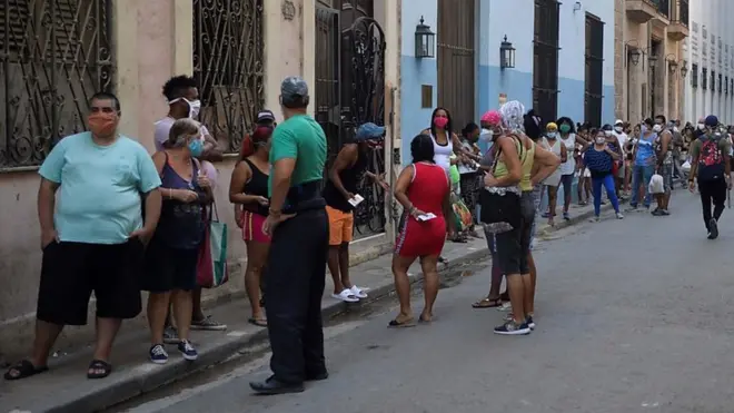 صف‌های مواد غذایی - نماد ادامه‌دار مشکلات اقتصادی کوبا - احتمالا برقرار خواهند ماند
