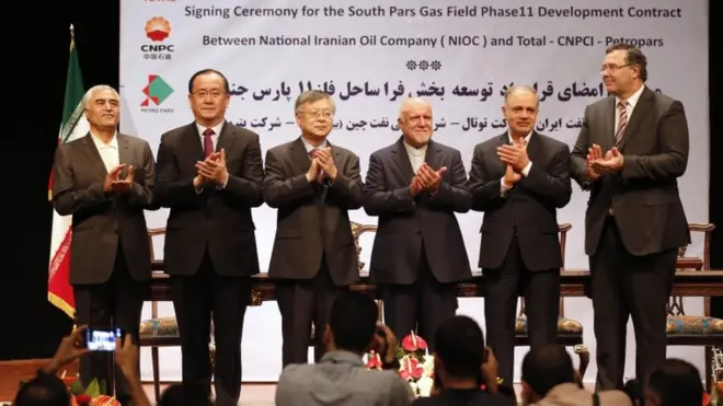 ممثلو توتال الفرنسية وسي إن بي سي الصينية وبتروباس الإيرانية بعد توقيع الاتفاق