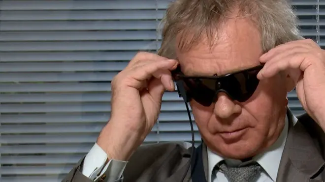 Чтобы снова увидеть мир, Григорию нужно надеть специальные очки Argus II