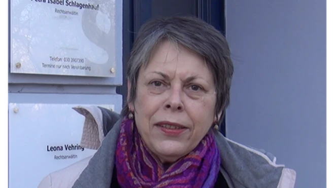 Luật sư Petra Isabel Schlagenhauf trả lời phỏng vấn trước Văn phòng Luật mang tên bà ở Berlin hôm 05/03