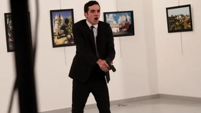 Нападавший успел сделать не менее восьми выстрелов