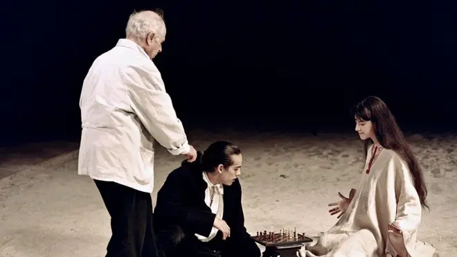 Đạo diễn Peter Brook (trái) hướng dẫn diễn viên tập vở The Tempest của William Shakespeare năm 1991
