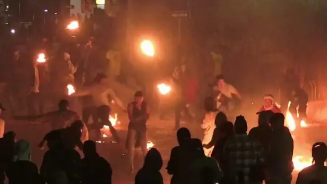 في غواتيمالا يرمون الكرات النارية للإحتفال