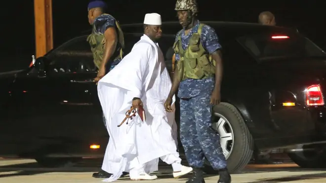 Yahya Jammeh, presiden Gambia yang kalah dalam pemilihan umum, terlihat berada di bandara utama sesaat sebelum meninggalkan Gambia, pada Sabtu (21/01).