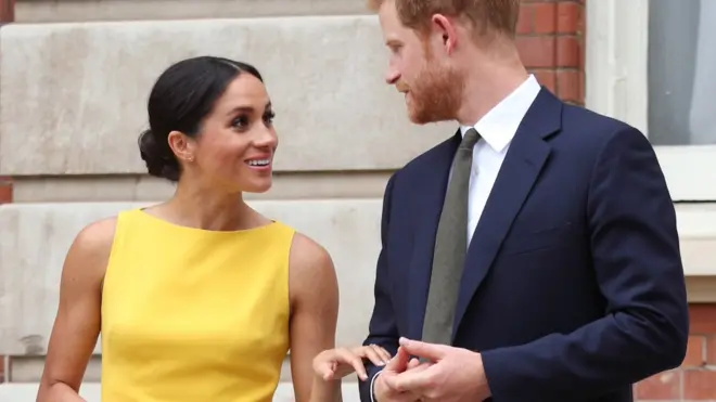 Фанати непокояться, що Гаррі уникає тримати за руку Меган