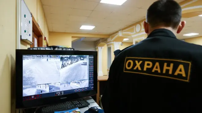 Проблема охраны школ шире, чем проблема одних только школьных охранников, считают российские власти