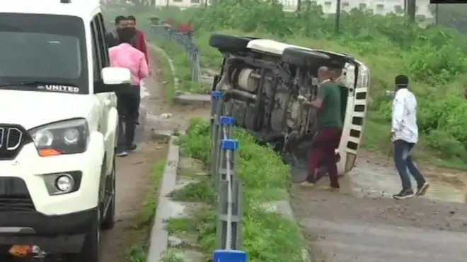 పల్టీ కొట్టిన పోలీసు వాహనం