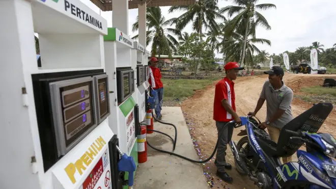 Pengamat menganggap kerugian Pertamina setiap tahun disebabkan, salah satunya, oleh tanggungan biaya untuk membuat harga premium tetap terjangkau.