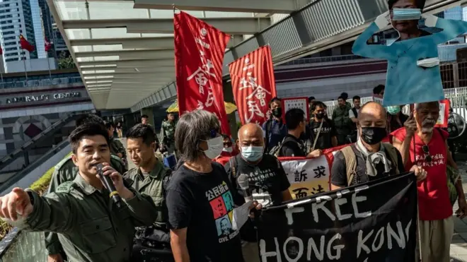 Ba ngày sau khi ông Tập đe dọa sẽ 'nghiền thành bột' những ai chia rẽ Trung Quốc, người Hong Kong vẫn tiếp tục biểu tình
