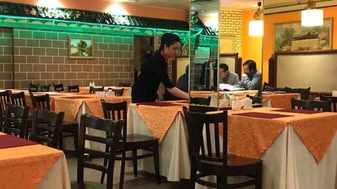 这家在莫斯科的朝鲜餐馆由朝鲜人拥有，服务员也是朝鲜人。