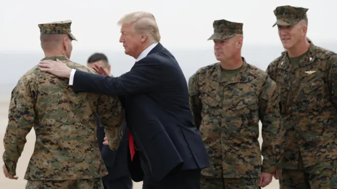 ترامب مع عسكريين أمريكيين