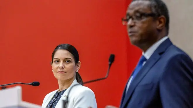 Priti Patel na Minisitiri w'ububanyi n'amahanga w'u Rwanda Vincent Biruta, bavuze ko iyo gahunda "irimo gushira amanga no guhanga agashya"