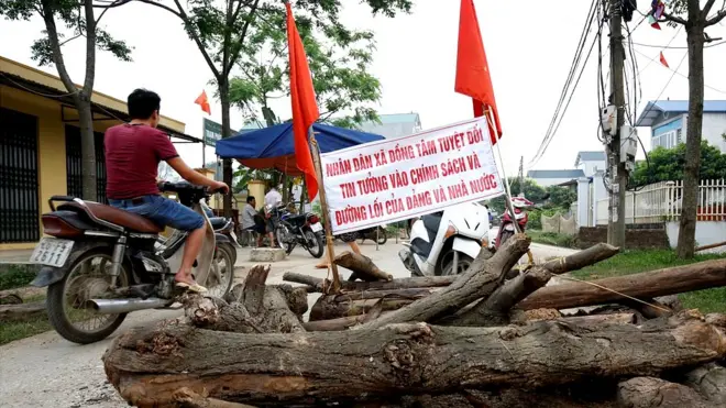 Barricadas con troncos, arena y ladrillos son las que han instalado los habitantes de Dong Tam, en el sur de Hanói.