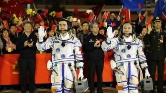 Astronavtlar uçuşa hazırlaşır