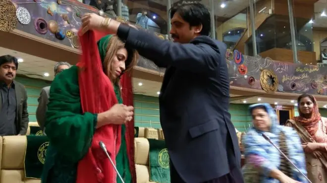 امداد پتافی نے نصرت کے سر پر ہاتھ رکھا اور چادر پہنائی، نصرت سحر نے انہیں معاف کردیا