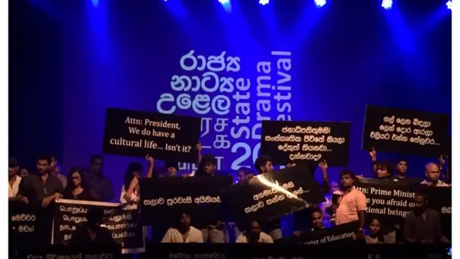 නාට්‍යයක් නොවේ.වේදිකාව මත කලාකරුවන්ගේ විරෝධය