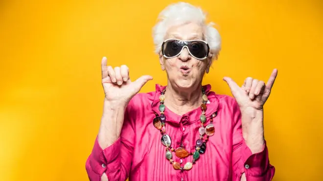 Щаслива бабуся в кольоровому одязі