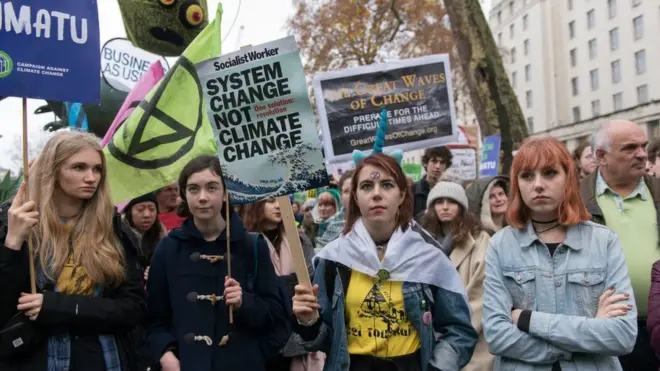 Para pegiat lingkungan menggelar unjuk rasa di depan Kedutaan Besar Polandia di London, 1 Desember 2018, mendukung upaya serius untuk mengurangi masalah pemanasan global.