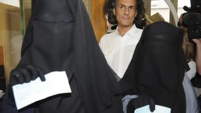 منقبتان تلوحان بغرامتين فرضت عليهما في عام 2011 بعد دخول القانون حيز التنفيذ