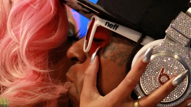 Навушники з діамантами