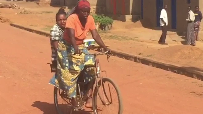 Mwanamke asiye na baiskeli nyumbani au asiyejua kuendesha baiskeli anaonekana kuwa hafai.