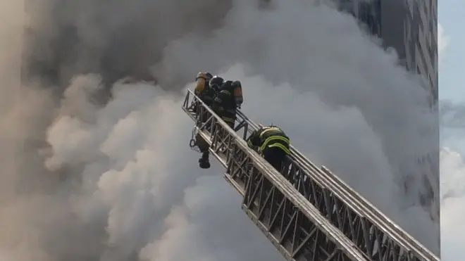 Bombeiros fazem trabalhosite esporte betrescaldosite esporte betprédio que desabou