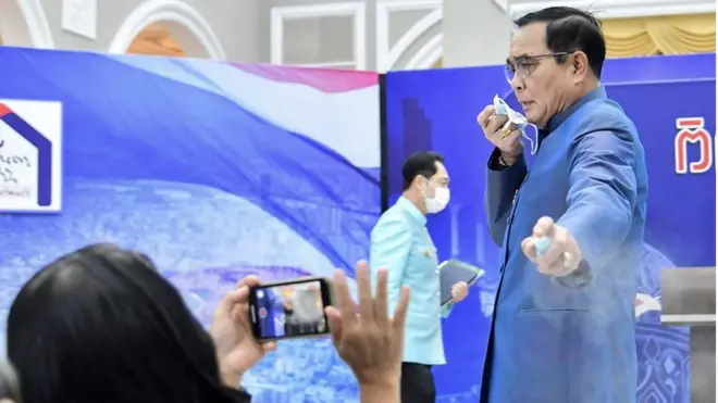 이전에도 기자회견 도중 기자의 머리를 쓰다듬거나 귀를 잡아당기는 등 돌출 행동으로 구설에 오른 적이 여러 차례 있다.