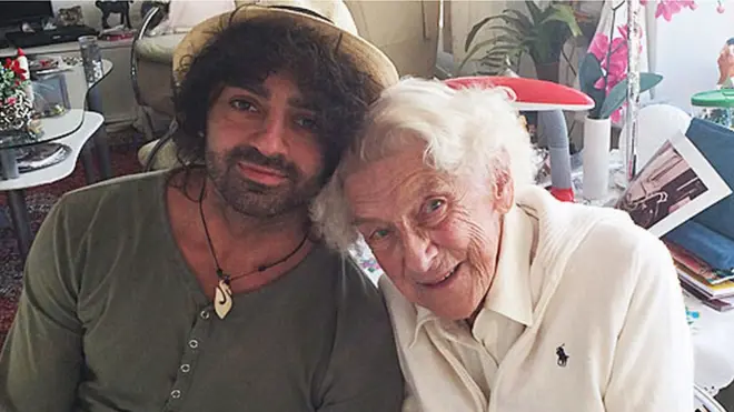 El estudiante universitario Sores Duman enseñó a Marty Weulink, de 91 años, a usar un iPad.