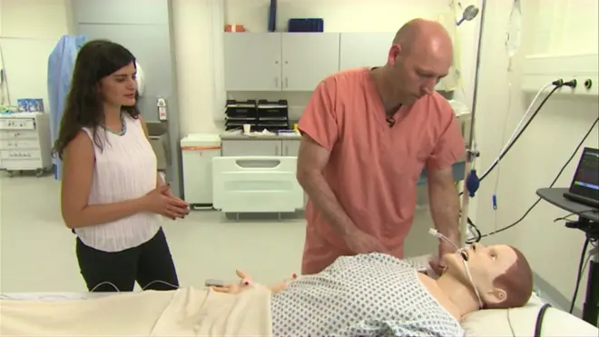 طريقة استخدام الروبوتات البشرية لتدريب الأطباء و الممرضين المتمرنين في مستشفى "فور فالي" الملكي في اسكتلندا.