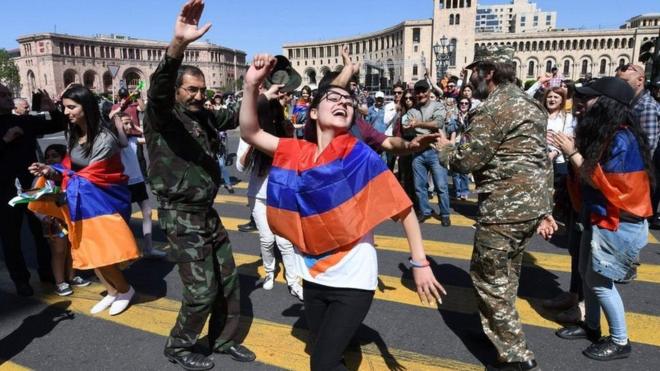 Протестующие всех возрастов вернулись на площадь Республики, отреагировав на призыв Пашиняна к всеобщей забастовке