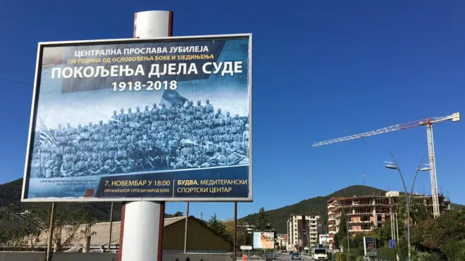 Budva 2018. godine - građevinski kranovi i bilbordi o stogodišnjici