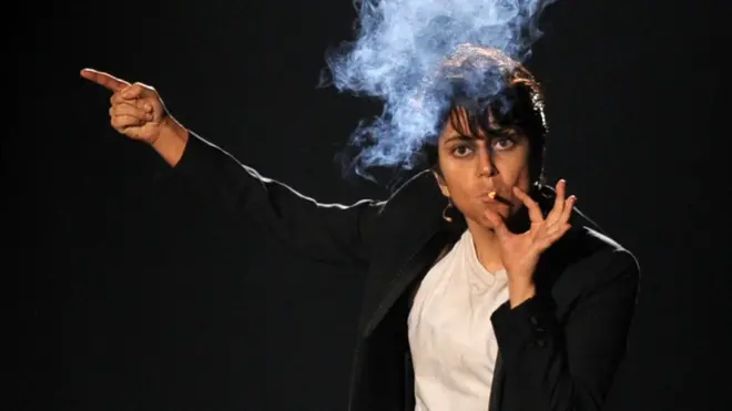 Müğənni Lady Gaga 2011-ci il MTV mükafatları mərasimində kişi geyimində çıxış edib