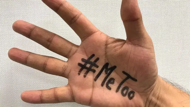 हाथ जिस पर #MeToo हैशटैग लिखा है