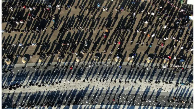 2일 오후 서울 마포구 월드컵공원 평화광장에 마련된 임시선별검사소에서 시민들이 코로나19 검사를 받기 위해 길게 줄 서 있다