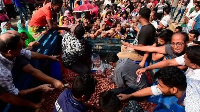 Bangladeş'te tanzim satış noktalarında halka soğan dağıtılıyor
