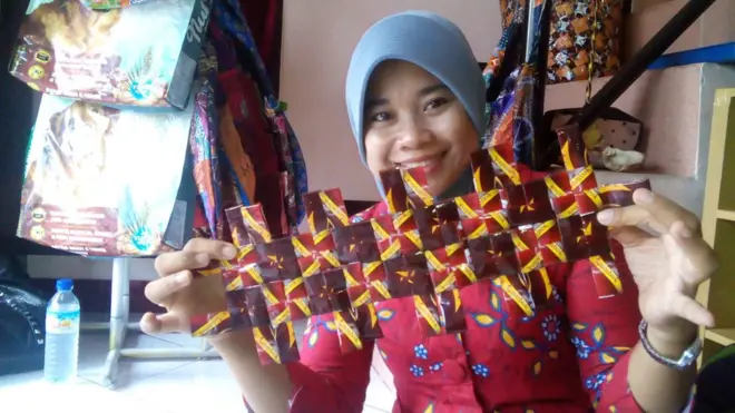 Sampah plastik dijadikan sejumlah karya yang bisa dijual.