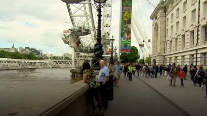 Корреспондент Би-би-си прошелся от Вестминстера до Лондонского моста и спросил прохожих, как британская столица преодолевает трагедию минувшей недели.