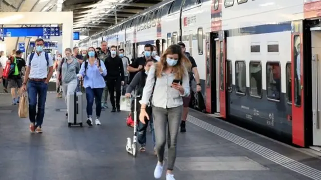 Лондон темир йўл станциясидаги йўловчилар