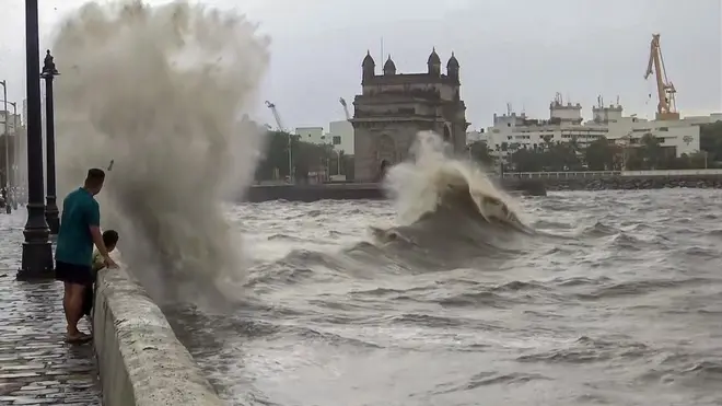 गेटवे ऑफ इंडियाला धडकणाऱ्या लाटा