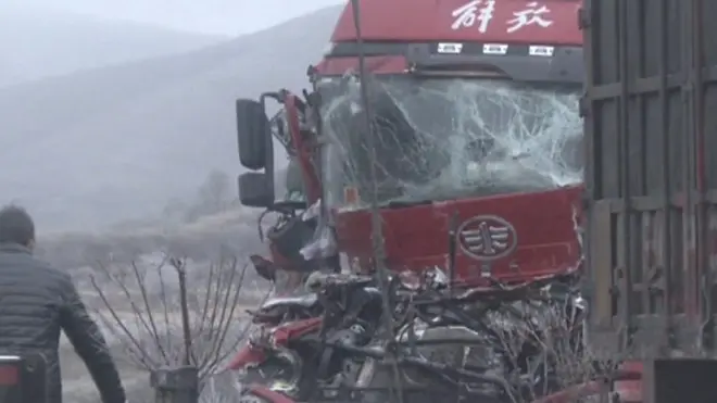 حادث تصادم جماعي على الطريق السريع بمقاطعة شانشي الصينية، يؤدى إلى مقتل 17 شخصا وجرح العشرات إلي جانب تحطم ما يقارب الـ 50 سيارة.