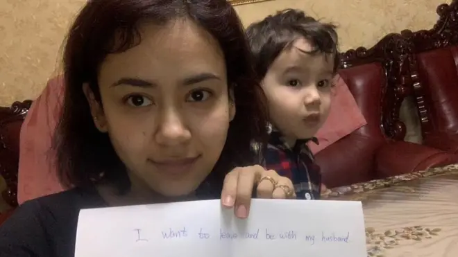 قام عبد السلام بنشر صورة لزوجته وابنه في الصين على تويتر