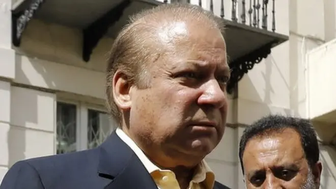 جولائی میں نواز شریف ایون فیلڈ ریفرنس کے فیصلے والے دن اپنی رہائش گاہ کے باہر