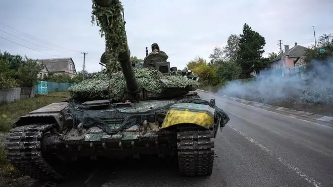 Для танка бетонный надолб не очень большая проблема, но линия обороны включает в себя мины и артиллерию