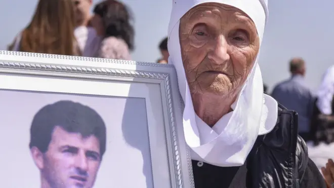 Васе Тахирај (86), са портретом сина Халила убијеног током рата на Косову.